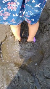 砂浜いく足